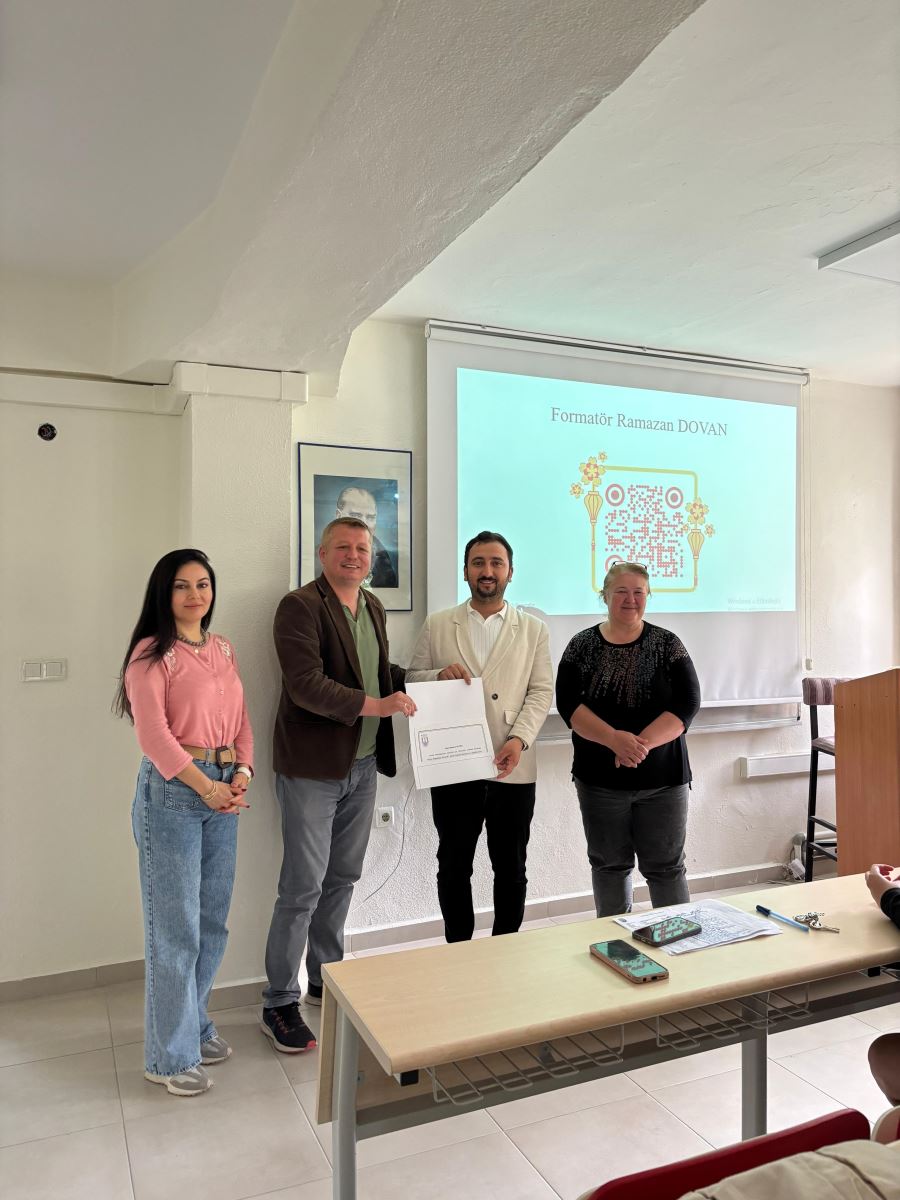 Meslek Yüksekokulumuzda, 08 Mayıs 2025 tarihinde öğrencilerimize yönelik “Türkiye Bağımlılıkla Mücadele” konulu bir seminer düzenlendi. Seminere konuşmacı olarak Köyceğiz Sosyal Hizmetler Merkezi’nde görev yapmakta olan Psikolojik Danışman Ramazan Dovan katıldı. Ramazan Dovan, seminerde bağımlılığın birey ve toplum üzerindeki etkileri, bağımlılık türleri, korunma yolları ve mücadele yöntemleri hakkında kapsamlı bilgiler sundu. Öğrencilerin yoğun ilgi gösterdiği etkinlikte, konuya ilişkin sorular da cevaplandı.